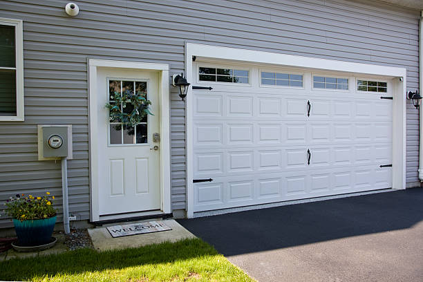 24/7 Emergency Garage Door Panel Replacement experts in Beach Park, IL